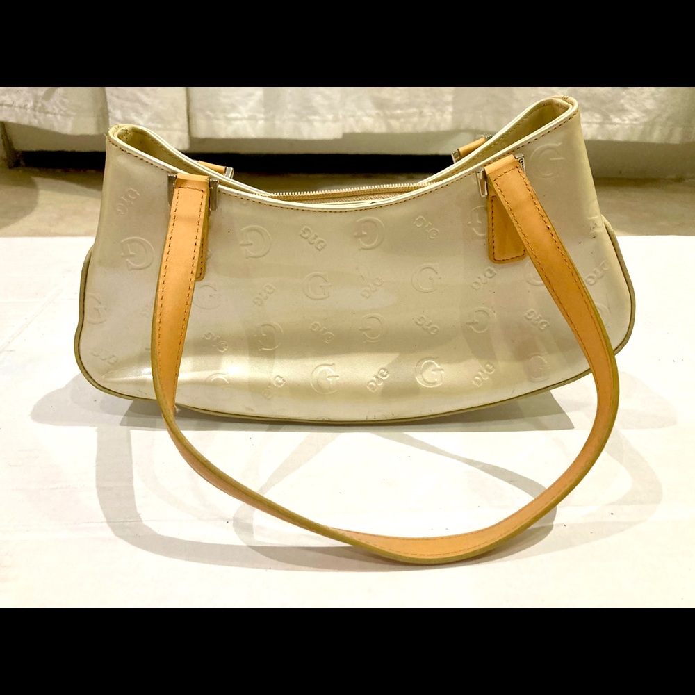 Super cute guess curl cream/whitish purse